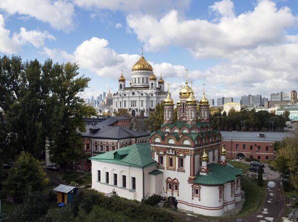 Храм Николая Чудотворца на Берсеневке в Москве. На втором плане слева - храм Христа Спасителя Храм Николая Чудотворца на Берсеневке в Москве. На втором плане слева - храм Христа Спасителя