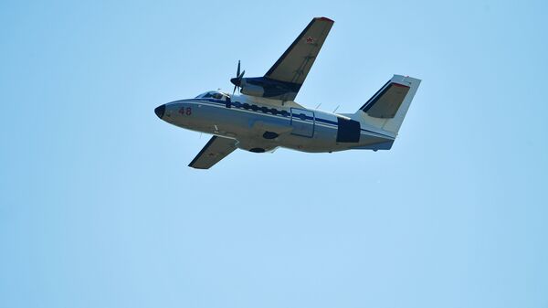 Двухмоторный самолет для местных воздушных линий Л-410 во время воздушного парада на авиационном фестивале Форсаж-2017, посвященном 105-летию создания Военно-воздушных сил России Двухмоторный самолет для местных воздушных линий Л-410 во время воздушного парада на авиационном фестивале Форсаж-2017, посвященном 105-летию создания Военно-воздушных сил России