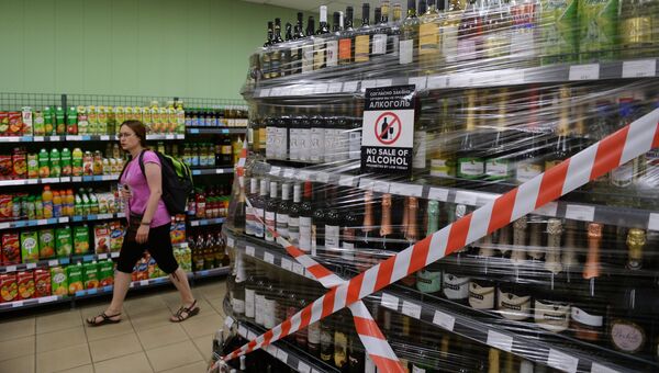 Стеклянные бутылки с алкоголем на витрине магазина в Волгограде Стеклянные бутылки с алкоголем на витрине магазина в Волгограде