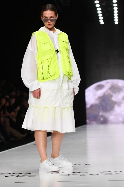 Модель демонстрирует одежду из новой коллекции компании Black Star Wear в рамках Mercedes-Benz Fashion Week Russia Модель демонстрирует одежду из новой коллекции компании Black Star Wear в рамках Mercedes-Benz Fashion Week Russia