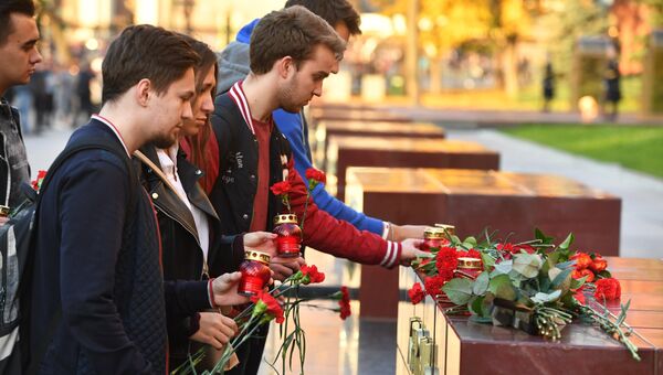 Люди возлагают цветы и ставят свечи на памятник городу-герою Керчи в Александровском саду в Москве в знак траура по погибшим при взрыве в колледже в Керчи Люди возлагают цветы и ставят свечи на памятник городу-герою Керчи в Александровском саду в Москве в знак траура по погибшим при взрыве в колледже в Керчи
