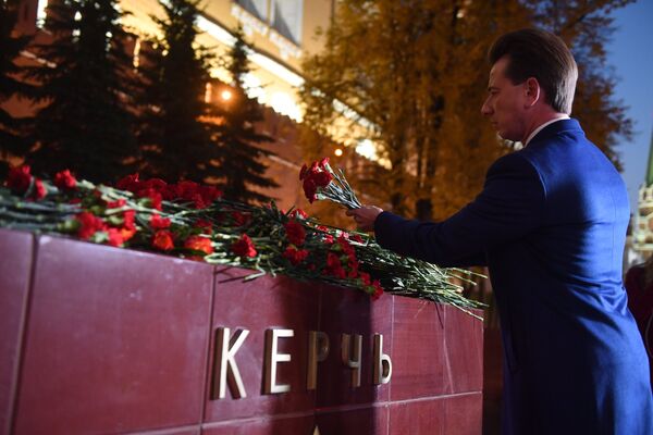 Председатель комитета Госдумы России по экологии и охране окружающей среды Владимир Бурматов возлагает цветы на памятник городу-герою Керчи в Александровском саду в Москве в знак траура по погибшим при взрыве в колледже в Керчи Председатель комитета Госдумы России по экологии и охране окружающей среды Владимир Бурматов возлагает цветы на памятник городу-герою Керчи в Александровском саду в Москве в знак траура по погибшим при взрыве в колледже в Керчи