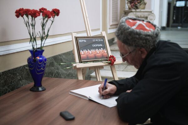 Мужчина оставляет запись в книге соболезнований в Санкт-Петербургском Доме национальностей в связи с происшествием в Керченском политехническом колледже Мужчина оставляет запись в книге соболезнований в Санкт-Петербургском Доме национальностей в связи с происшествием в Керченском политехническом колледже