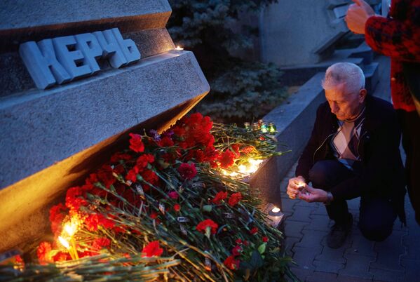 Жители Севастополя участвуют в акции памяти погибших при нападении на керченский колледж Жители Севастополя участвуют в акции памяти погибших при нападении на керченский колледж