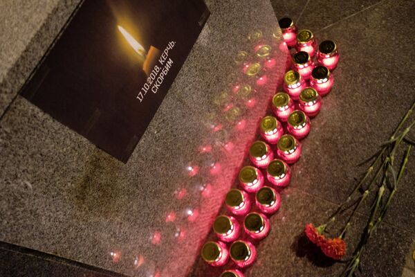 Лампадки и цветы у импровизированного мемориала в Краснодаре в память о погибших при нападении на керченский колледж Лампадки и цветы у импровизированного мемориала в Краснодаре в память о погибших при нападении на керченский колледж