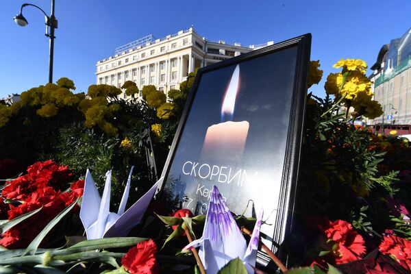 Цветы у народного мемориала во Владивостоке в память о погибших в Керченском политехническом колледже, в котором произошли взрыв и стрельба Цветы у народного мемориала во Владивостоке в память о погибших в Керченском политехническом колледже, в котором произошли взрыв и стрельба