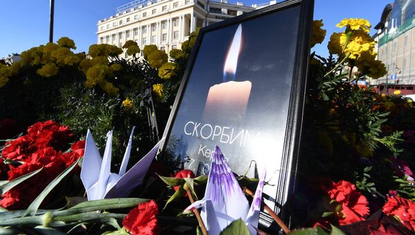 Цветы у народного мемориала во Владивостоке в память о погибших в Керченском политехническом колледже, в котором произошли взрыв и стрельба Цветы у народного мемориала во Владивостоке в память о погибших в Керченском политехническом колледже, в котором произошли взрыв и стрельба