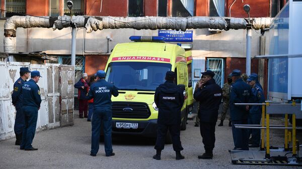 Автомобиль скорой помощи на улице в Керчи, где в Керченском политехническом колледже произошли взрыв и стрельба Автомобиль скорой помощи на улице в Керчи, где в Керченском политехническом колледже произошли взрыв и стрельба