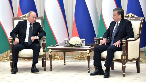 Президент РФ Владимир Путин и президент Узбекистана Шавкат Мирзиеев во время беседы в государственной резиденции Куксарой Президент РФ Владимир Путин и президент Узбекистана Шавкат Мирзиеев во время беседы в государственной резиденции Куксарой