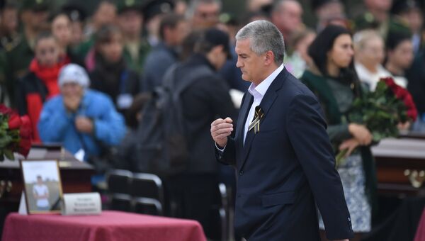 Глава Республики Крым Сергей Аксенов во время церемонии прощания с погибшими при нападении на Керченский политехнический колледж Глава Республики Крым Сергей Аксенов во время церемонии прощания с погибшими при нападении на Керченский политехнический колледж