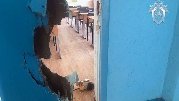 Поврежденная дверь на месте происшествия в керченском колледже Поврежденная дверь на месте происшествия в керченском колледже