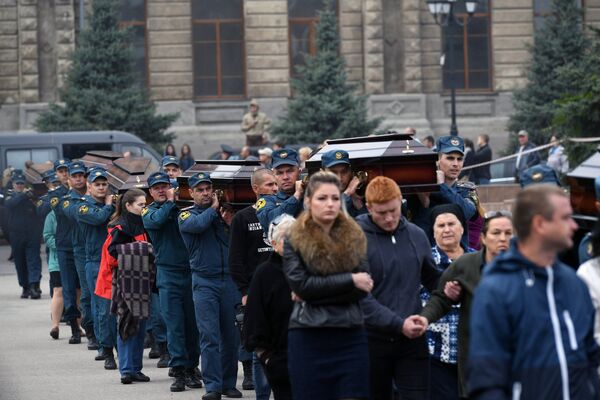 Церемония прощания с погибшими в результате трагедии в Керчи Церемония прощания с погибшими в результате трагедии в Керчи