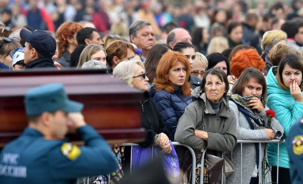 Жители на площади Ленина в Керчи, где проходит церемония прощания с погибшими при нападении на Керченский политехнический колледж Жители на площади Ленина в Керчи, где проходит церемония прощания с погибшими при нападении на Керченский политехнический колледж