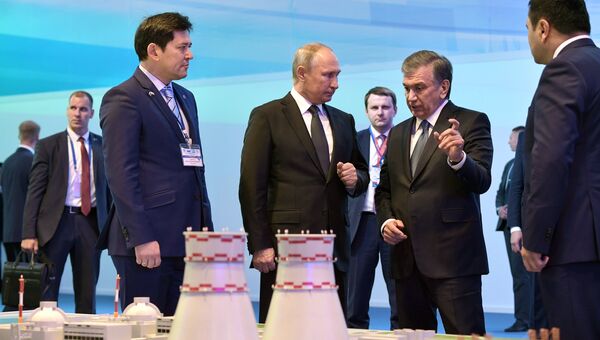 Президент РФ Владимир Путин и президент Узбекистана Шавкат Мирзиеев осматривают макет проекта строительства АЭС в районе озера Тудакуль Президент РФ Владимир Путин и президент Узбекистана Шавкат Мирзиеев осматривают макет проекта строительства АЭС в районе озера Тудакуль
