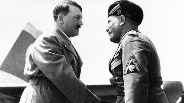 Адольф Гитлер и Бенито Муссолини. 1934 год Адольф Гитлер и Бенито Муссолини. 1934 год