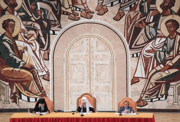 Епископ Орехово-Зуевский Пантелеимон, патриарх Московский и всея Руси Кирилл, министр здравоохранения РФ Вероника Скворцова (слева направо) на VIII Общецерковном съезде по социальному служению Епископ Орехово-Зуевский Пантелеимон, патриарх Московский и всея Руси Кирилл, министр здравоохранения РФ Вероника Скворцова (слева направо) на VIII Общецерковном съезде по социальному служению