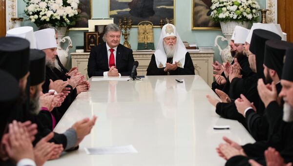 Президент Украины Петр Порошенко во время встречи с архиереями Украинской православной церкви Президент Украины Петр Порошенко во время встречи с архиереями Украинской православной церкви