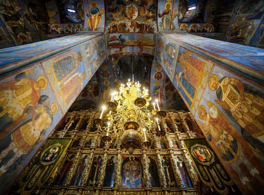 Стенопись и иконостас Троицкого собора на территории Свято-Троицкого Ипатьевского мужского монастыря в Костроме Стенопись и иконостас Троицкого собора на территории Свято-Троицкого Ипатьевского мужского монастыря в Костроме