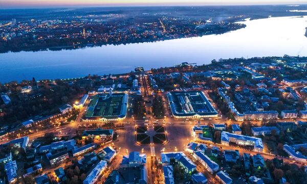 Река Волга в Костроме. В центре - Сусанинская площадь Река Волга в Костроме. В центре - Сусанинская площадь