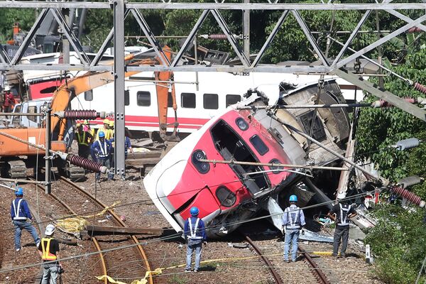 На месте схода с рельсов скоростного поезда Puyuma Express на севере Тайваня На месте схода с рельсов скоростного поезда Puyuma Express на севере Тайваня