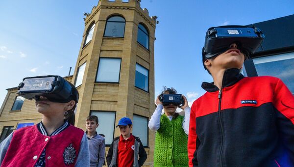 Дети в VR очках на занятиях в центре просвещения Luminary Дети в VR очках на занятиях в центре просвещения Luminary
