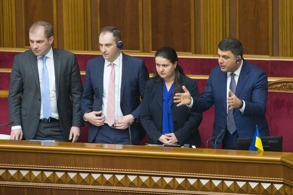 Премьер-министр Украины Владимир Гройсман и исполняющая обязанности министра финансов Оксана Маркарова на заседании Верховной рады Украины в Киеве Премьер-министр Украины Владимир Гройсман и исполняющая обязанности министра финансов Оксана Маркарова на заседании Верховной рады Украины в Киеве