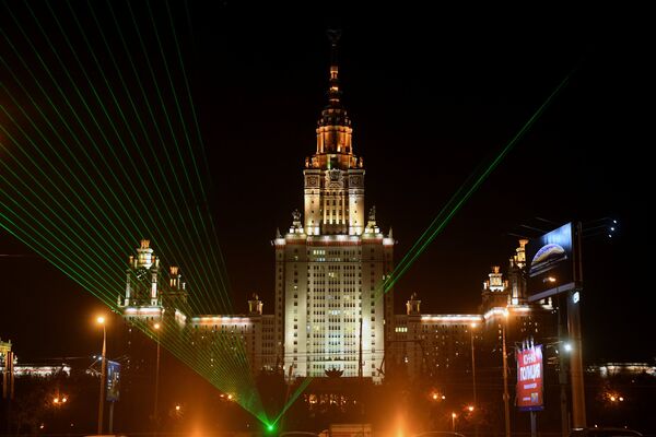 Световое шоу перед зданием Московского государственного университета имени М. В. Ломоносова во время всероссийского фестиваля науки Nauka 0+ Световое шоу перед зданием Московского государственного университета имени М. В. Ломоносова во время всероссийского фестиваля науки Nauka 0+