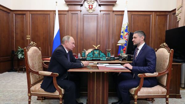 Президент РФ Владимир Путин и временно исполняющий обязанности губернатора Забайкальского края Александр Осипов. Архивное фото Президент РФ Владимир Путин и временно исполняющий обязанности губернатора Забайкальского края Александр Осипов. Архивное фото