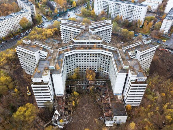 Начало работ по сносу недостроенного здания больницы на Клинской улице в Ховрино Начало работ по сносу недостроенного здания больницы на Клинской улице в Ховрино