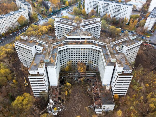 Начало работ по сносу недостроенного здания больницы на Клинской улице в Ховрино Начало работ по сносу недостроенного здания больницы на Клинской улице в Ховрино