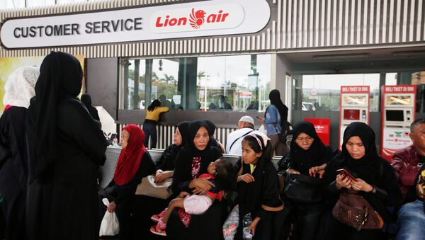 Пассажиры около стойки Lion Air в Международном аэропорту Сукарно-Хатта около Джакарты, Индонезия. 29 октября 2018 Пассажиры около стойки Lion Air в Международном аэропорту Сукарно-Хатта около Джакарты, Индонезия. 29 октября 2018