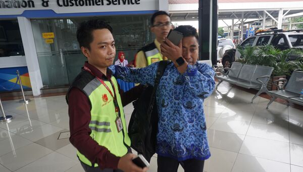 Родственник пассажиров Boeing 737 авиакомпании Lion Air, разбившегося у берегов острова Ява в международном аэропорту Сукарно-Хатта, в Тангеранге. 29 октября 2018 года Родственник пассажиров Boeing 737 авиакомпании Lion Air, разбившегося у берегов острова Ява в международном аэропорту Сукарно-Хатта, в Тангеранге. 29 октября 2018 года