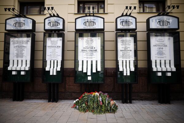 Цветы у входа в театр Ленком на Малой Дмитровке, где пройдет церемония прощания с актером театра и кино Николаем Караченцовым в театре Ленком в Москве Цветы у входа в театр Ленком на Малой Дмитровке, где пройдет церемония прощания с актером театра и кино Николаем Караченцовым в театре Ленком в Москве