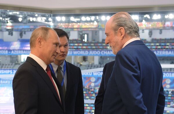 Владимир Путин и Жан-Поль Картерон во время посещения соревнований 32-го чемпионата мира по дзюдо в Баку Владимир Путин и Жан-Поль Картерон во время посещения соревнований 32-го чемпионата мира по дзюдо в Баку