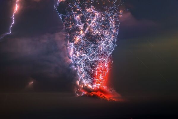 Снимок El Calbuco фотографа из Чили Francisco Negroni, занявший первое место в категории The beauty of the nature в конкурсе Siena International Photo Awards 2018 Снимок El Calbuco фотографа из Чили Francisco Negroni, занявший первое место в категории The beauty of the nature в конкурсе Siena International Photo Awards 2018