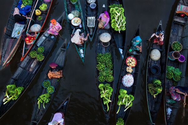 Снимок Floating Market фотографа из Германии Sina Falker, занявший первое место в категории Splash of Colors в конкурсе Siena International Photo Awards 2018 Снимок Floating Market фотографа из Германии Sina Falker, занявший первое место в категории Splash of Colors в конкурсе Siena International Photo Awards 2018