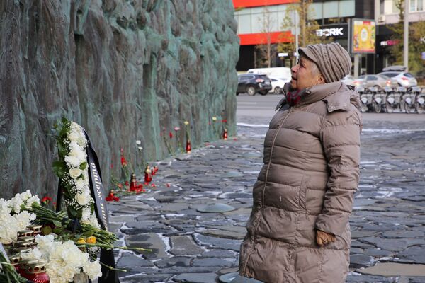 Женщина перед монументом Стена скорби Женщина перед монументом Стена скорби