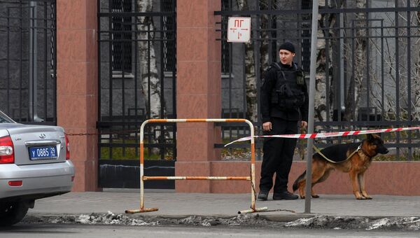 Сотрудник полиции с собакой у входа в здание управления ФСБ по Архангельской области, где произошел взрыв Сотрудник полиции с собакой у входа в здание управления ФСБ по Архангельской области, где произошел взрыв