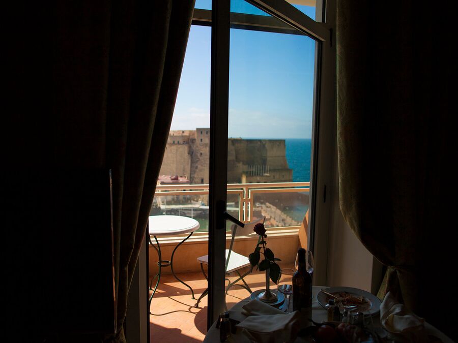 Вид из окна отеля Grand Hotel Vesuvio, Неаполь Вид из окна отеля Grand Hotel Vesuvio, Неаполь