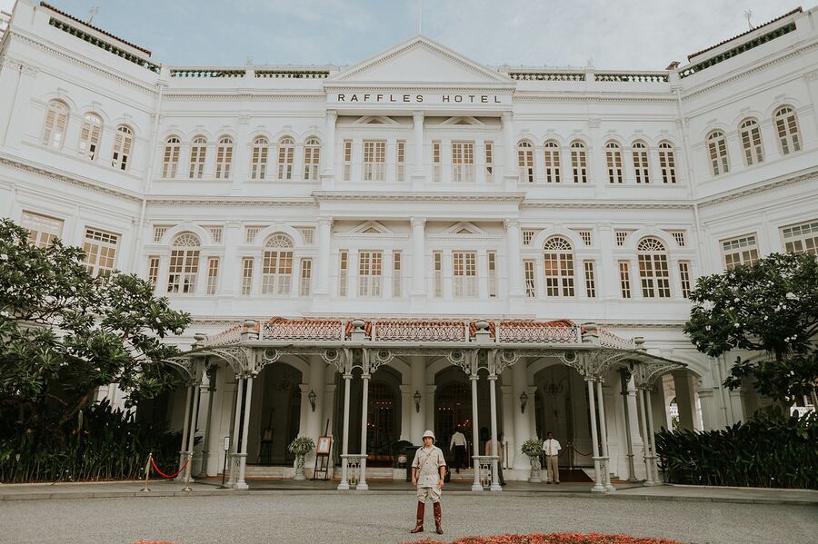 Главный вход отеля Raffles Singapore Главный вход отеля Raffles Singapore