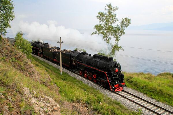 Паровоз экскурсионного состава на участке Восточно-Сибирской железной дороги по берегу озера Байкал
