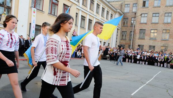Ученики на торжественной линейке в киевской школе. Архивное фото Ученики на торжественной линейке в киевской школе. Архивное фото