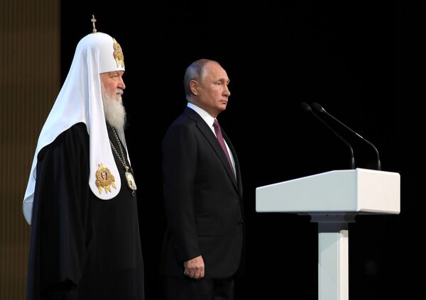 Президент РФ Владимир Путин и патриарх Московский и всея Руси Кирилл на пленарном заседании Всемирного русского народного собора. 1 ноября 2018 Президент РФ Владимир Путин и патриарх Московский и всея Руси Кирилл на пленарном заседании Всемирного русского народного собора. 1 ноября 2018