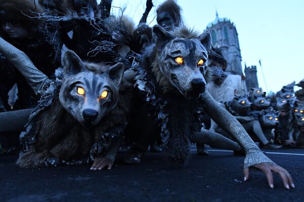 Группа уличных артистов Macnas на ежегодном параде по случаю праздника Хэллоуин в Ирландии Группа уличных артистов Macnas на ежегодном параде по случаю праздника Хэллоуин в Ирландии