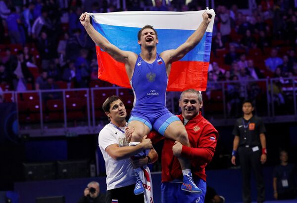 Александр Чехиркин радуется победе в чемпионате мира по греко-римской борьбе в Венгрии Александр Чехиркин радуется победе в чемпионате мира по греко-римской борьбе в Венгрии