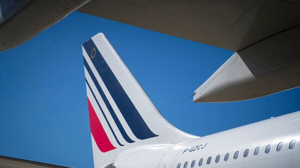 Самолет авиакомпании Air France в аэропорту Париж — Шарль-де-Голль Самолет авиакомпании Air France в аэропорту Париж — Шарль-де-Голль