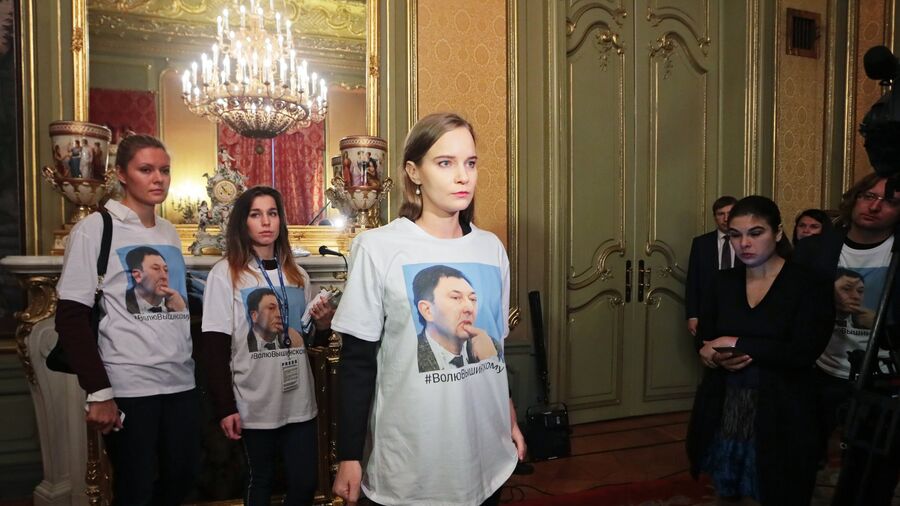 Активистки в футболках в поддержку руководителя портала РИА Новости Украина Кирилла Вышинского в Доме приемов МИД Активистки в футболках в поддержку руководителя портала РИА Новости Украина Кирилла Вышинского в Доме приемов МИД