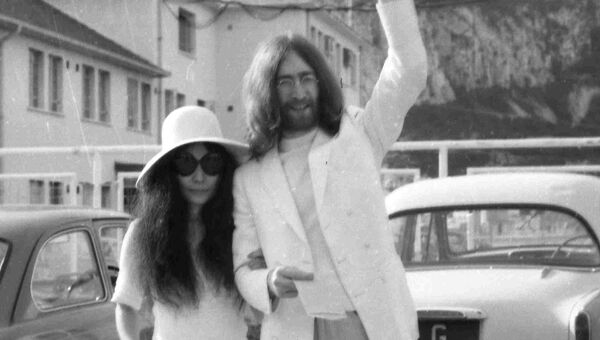 Свадьба Джона Леннона и Йоко Оно в 1969 году Свадьба Джона Леннона и Йоко Оно в 1969 году