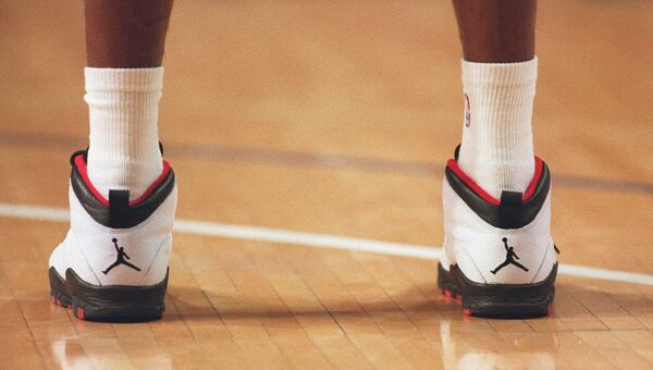 Американский баскетболист Майкл Джордан в фирменных кроссовках Nike Air Jordan во время игры. 1995 год Американский баскетболист Майкл Джордан в фирменных кроссовках Nike Air Jordan во время игры. 1995 год