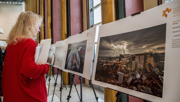 Посетительница на открытии выставки лауреатов Международного конкурса фотожурналистики имени Андрея Стенина-2018. Архивное фото. Посетительница на открытии выставки лауреатов Международного конкурса фотожурналистики имени Андрея Стенина-2018. Архивное фото.